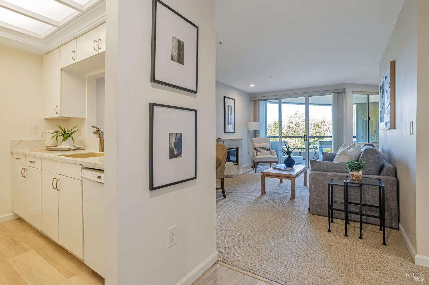 Detail Gallery Image 9 of 23 For 300 Deer Valley Rd 3p,  San Rafael,  CA 94903 - 1 Beds | 2 Baths