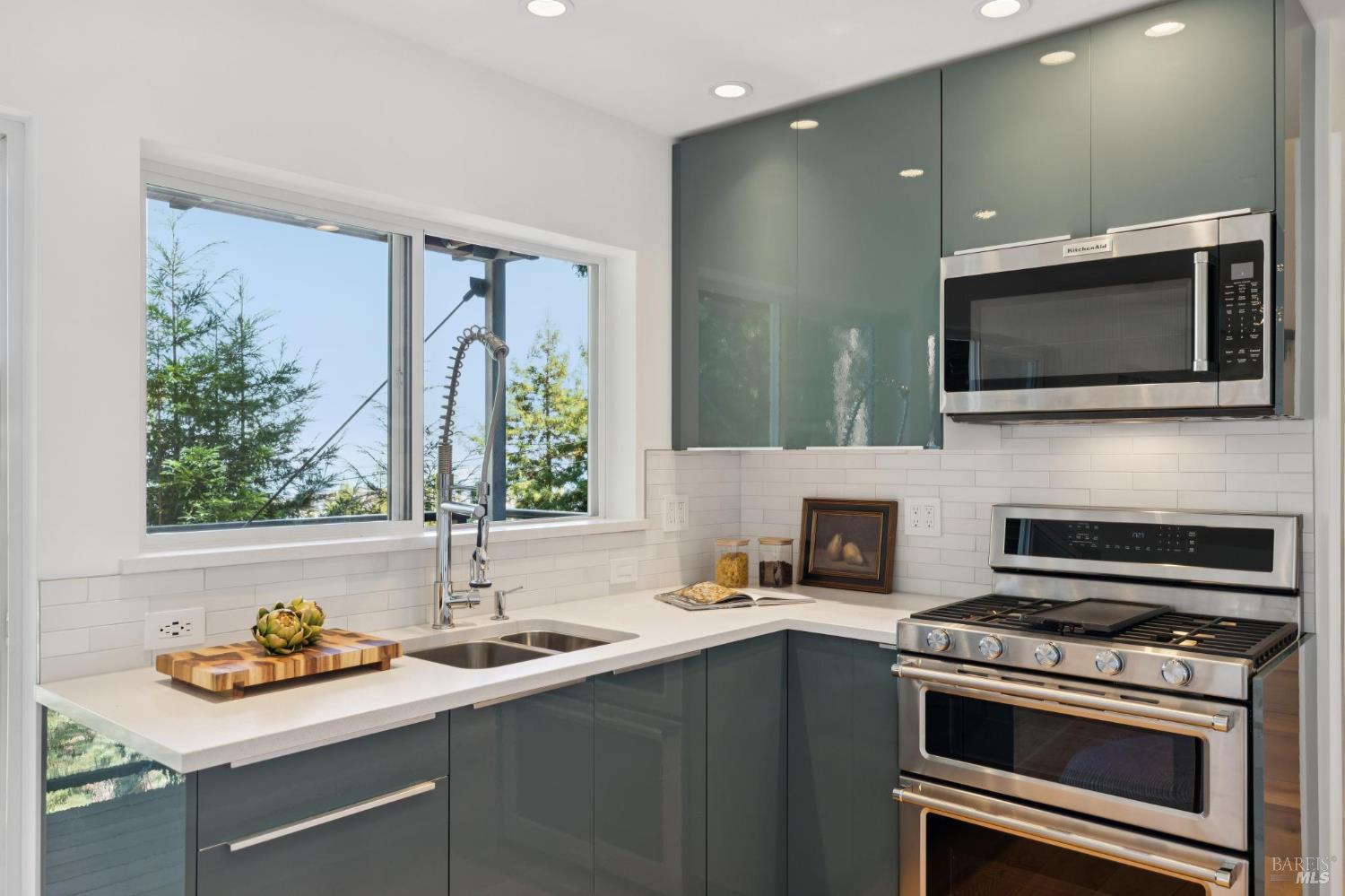 Detail Gallery Image 70 of 85 For 404 Summit Dr, Corte Madera,  CA 94925 - 3 Beds | 4 Baths