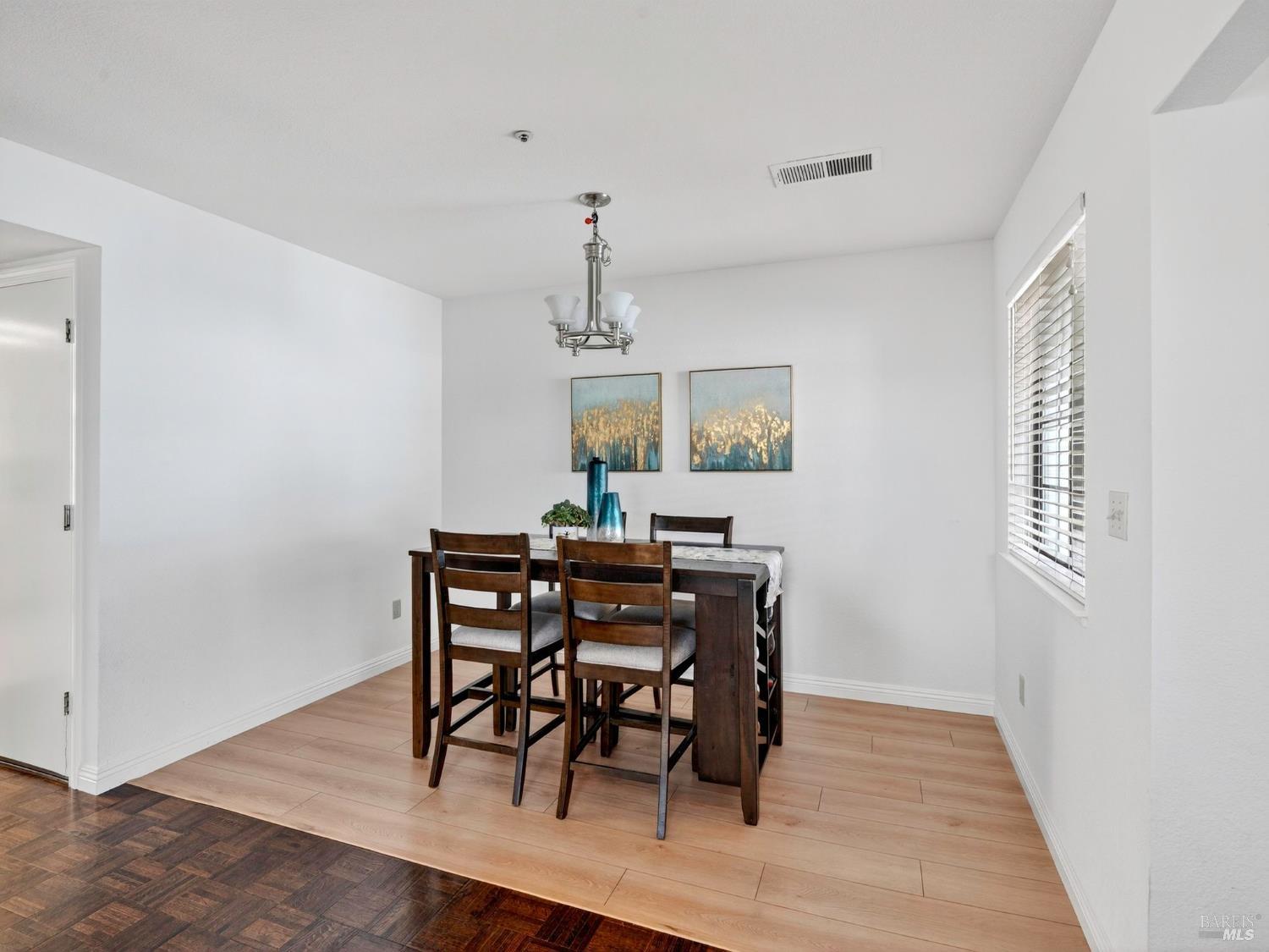 Detail Gallery Image 8 of 42 For 22 Valley West Cir, Napa,  CA 94558 - 3 Beds | 2/1 Baths
