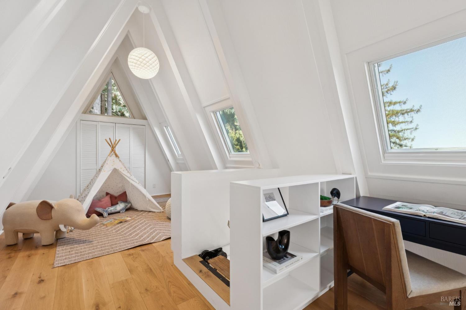 Detail Gallery Image 36 of 85 For 404 Summit Dr, Corte Madera,  CA 94925 - 3 Beds | 4 Baths