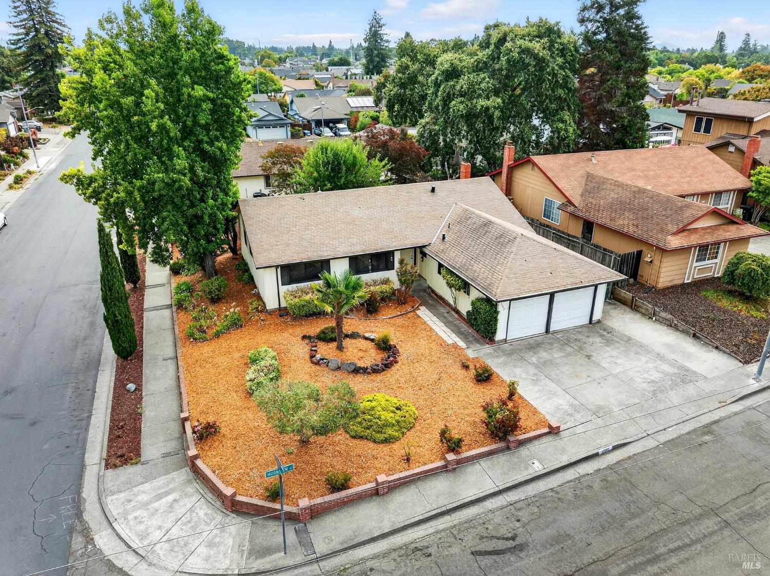Detail Gallery Image 2 of 39 For 1552 Moonview Ct, Santa Rosa,  CA 95401 - 3 Beds | 2 Baths