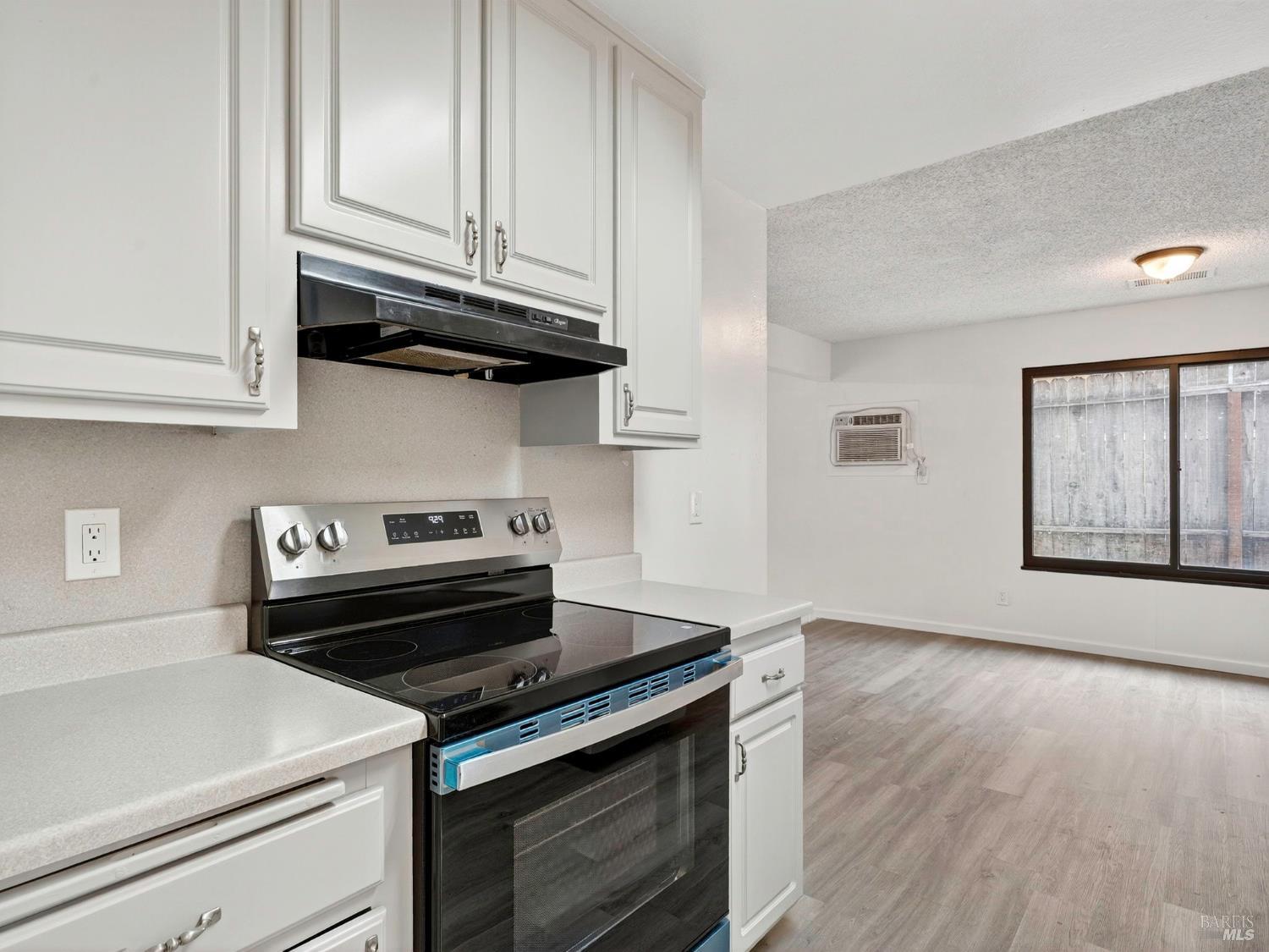 Detail Gallery Image 17 of 39 For 1552 Moonview Ct, Santa Rosa,  CA 95401 - 3 Beds | 2 Baths