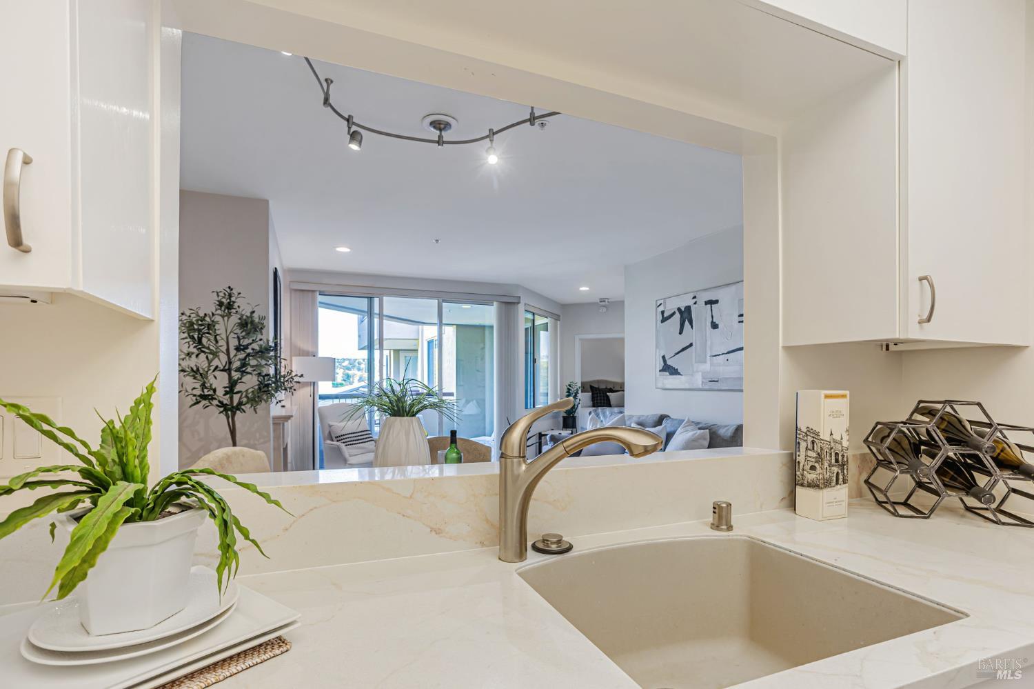 Detail Gallery Image 6 of 23 For 300 Deer Valley Rd 3p,  San Rafael,  CA 94903 - 1 Beds | 2 Baths