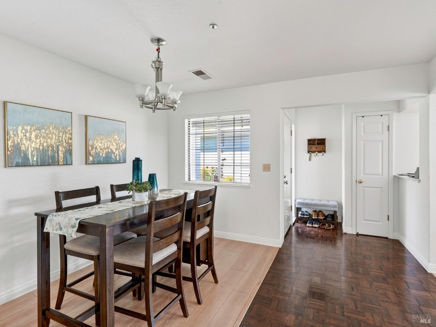 Detail Gallery Image 10 of 42 For 22 Valley West Cir, Napa,  CA 94558 - 3 Beds | 2/1 Baths