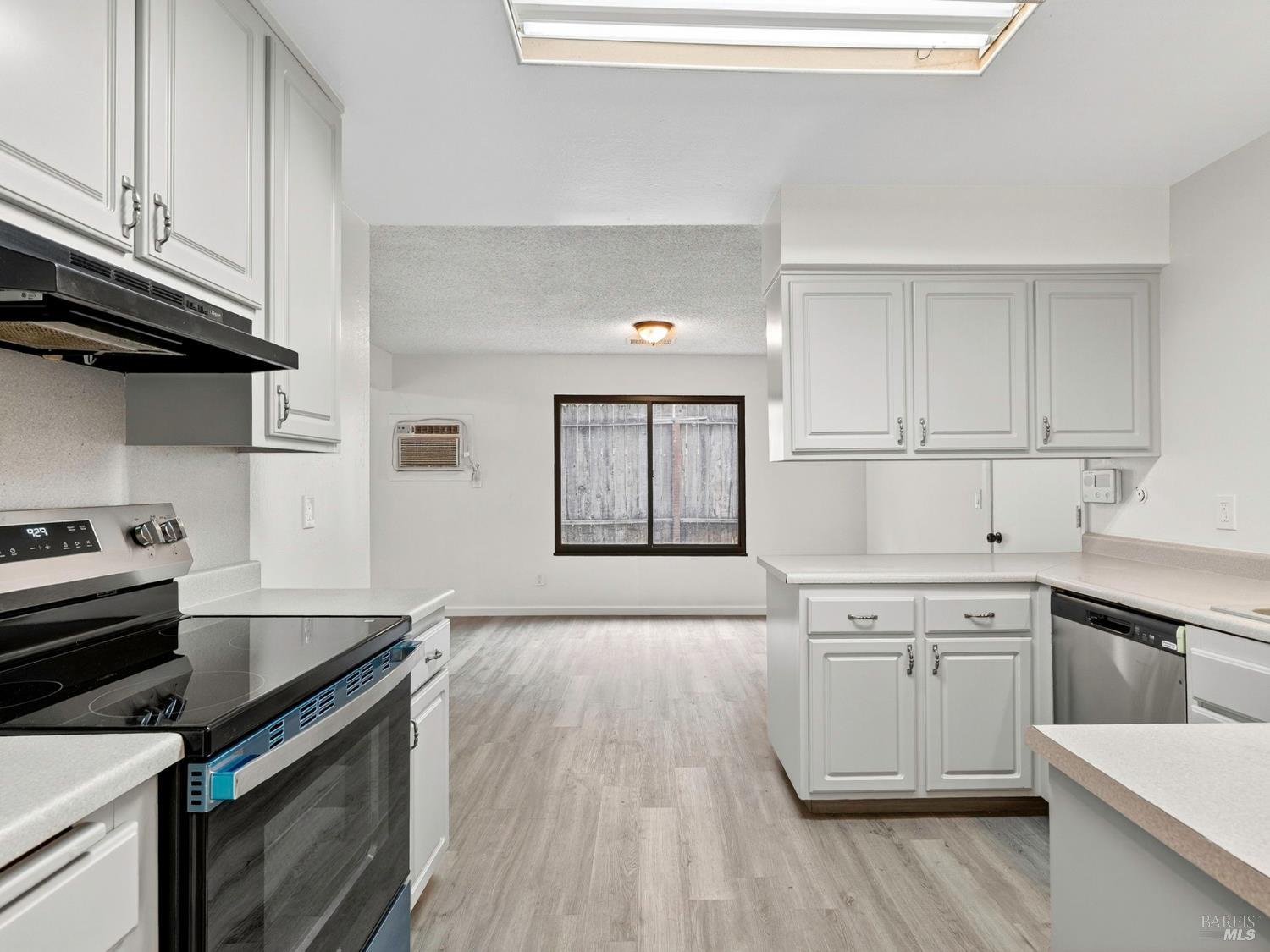 Detail Gallery Image 16 of 39 For 1552 Moonview Ct, Santa Rosa,  CA 95401 - 3 Beds | 2 Baths