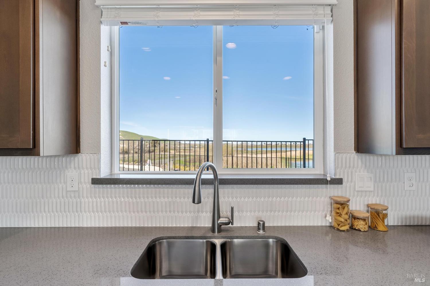 Detail Gallery Image 11 of 20 For 1465 Monument Ln, Fairfield,  CA 94533 - 3 Beds | 2/1 Baths