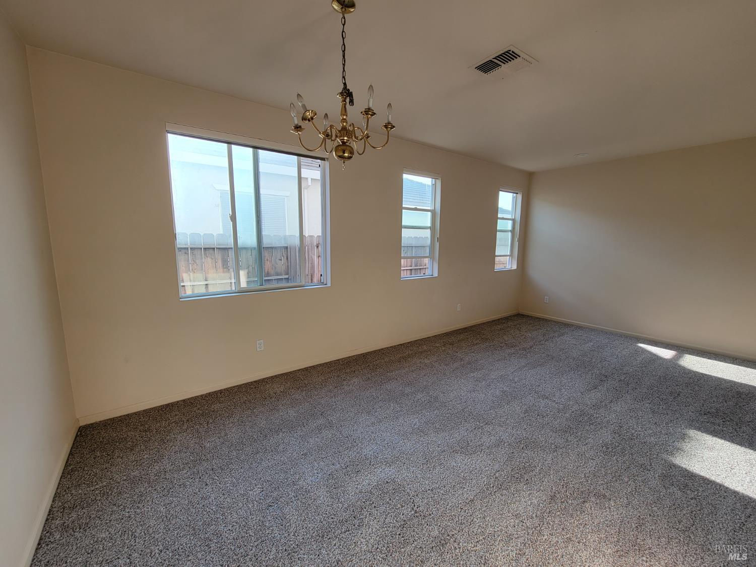 Detail Gallery Image 18 of 19 For 1609 Vandenberg Cir, Suisun City,  CA 94585 - 4 Beds | 3/1 Baths