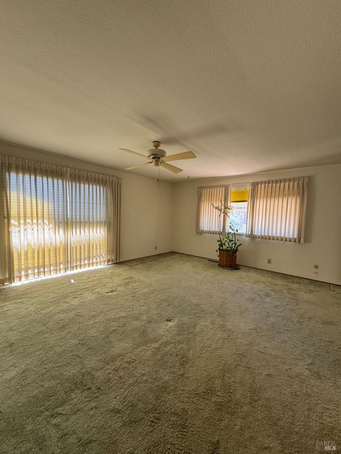 Detail Gallery Image 3 of 7 For 122 Carlsbad Cir, Vacaville,  CA 95687 - 3 Beds | 2 Baths