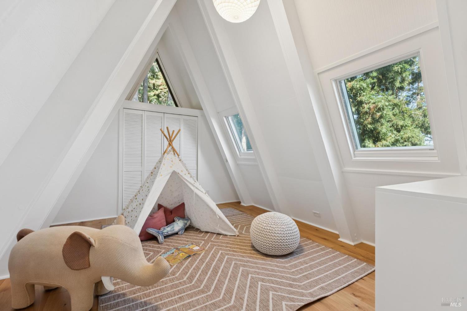 Detail Gallery Image 37 of 85 For 404 Summit Dr, Corte Madera,  CA 94925 - 3 Beds | 4 Baths