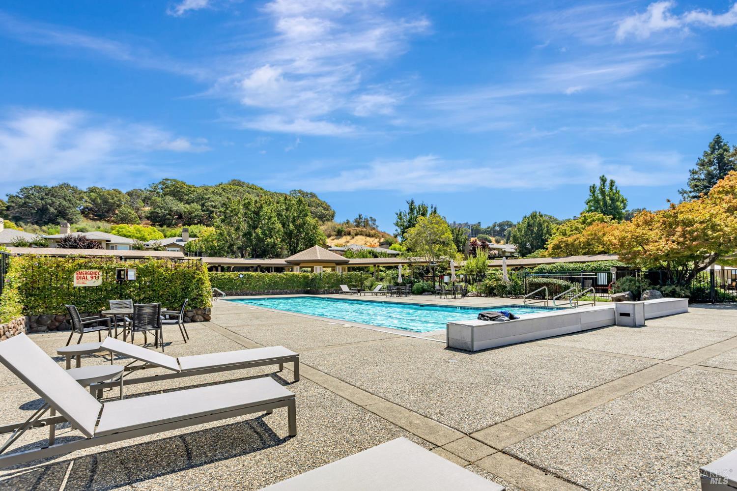 Detail Gallery Image 20 of 23 For 300 Deer Valley Rd 3p,  San Rafael,  CA 94903 - 1 Beds | 2 Baths