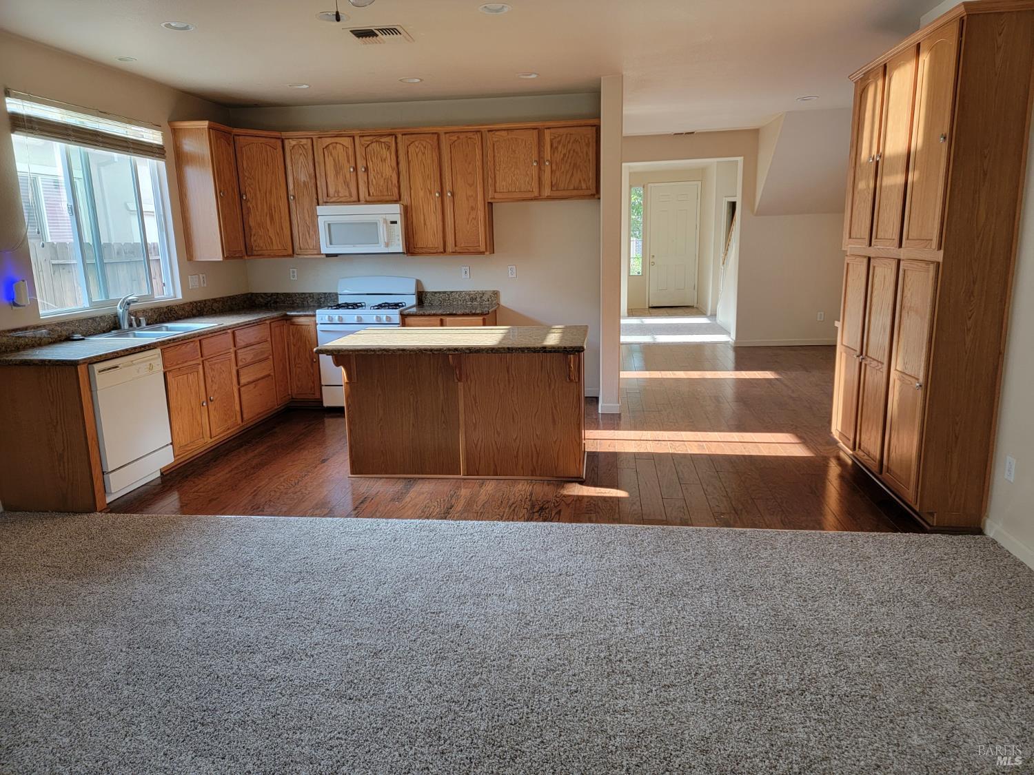 Detail Gallery Image 4 of 19 For 1609 Vandenberg Cir, Suisun City,  CA 94585 - 4 Beds | 3/1 Baths