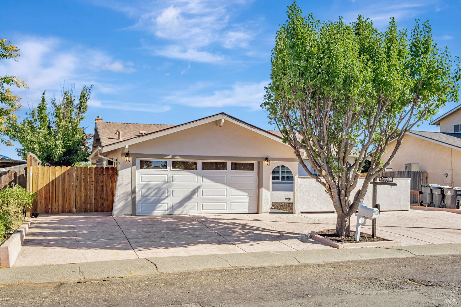 Detail Gallery Image 1 of 23 For 914 Francisco Dr, Suisun City,  CA 94585 - 3 Beds | 2 Baths