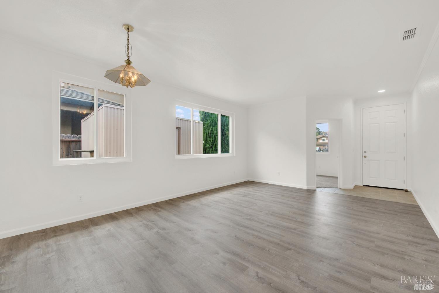 Detail Gallery Image 6 of 8 For 1021 Westgate Dr, Vacaville,  CA 95687 - 3 Beds | 2 Baths