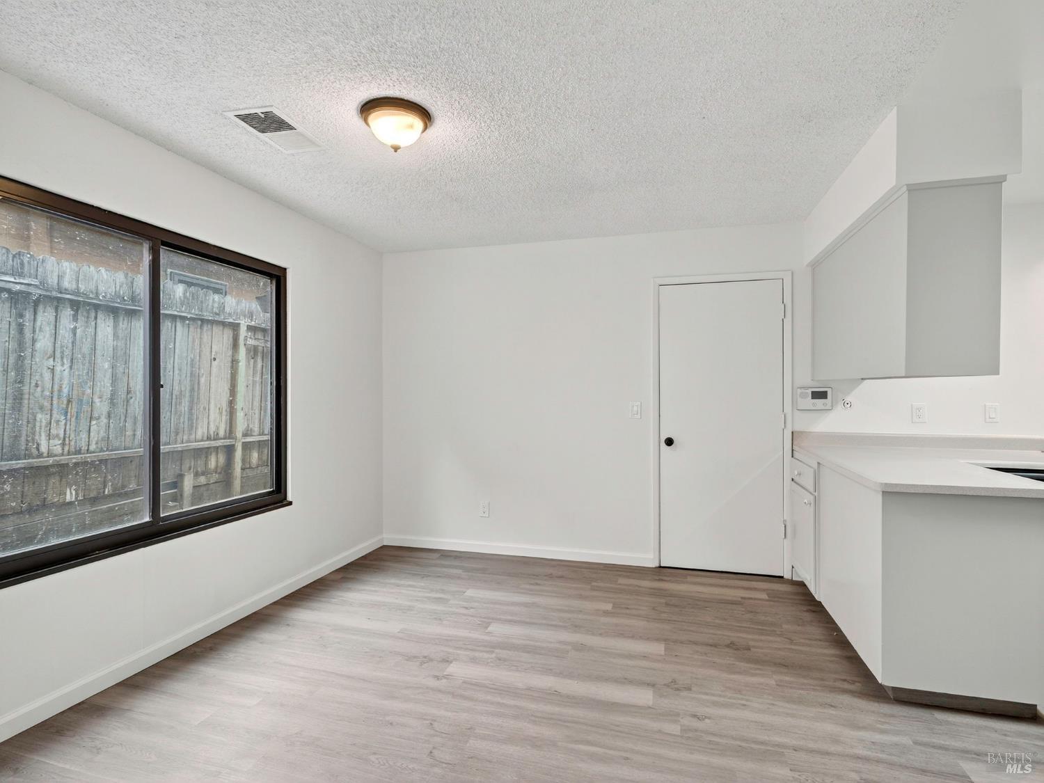 Detail Gallery Image 12 of 39 For 1552 Moonview Ct, Santa Rosa,  CA 95401 - 3 Beds | 2 Baths