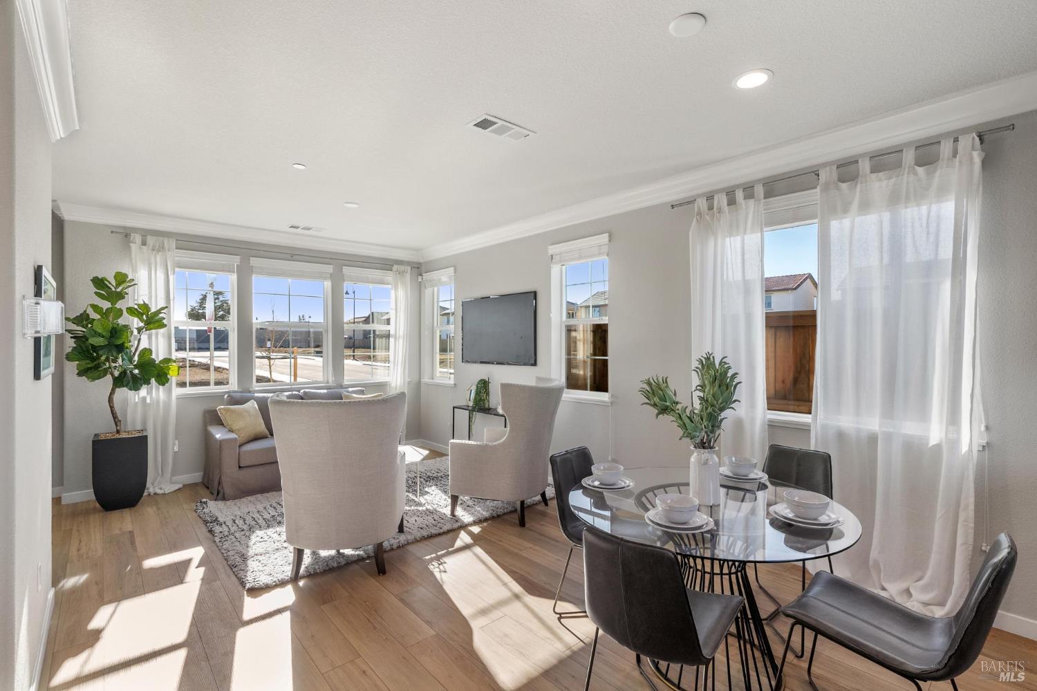 Detail Gallery Image 4 of 20 For 1465 Monument Ln, Fairfield,  CA 94533 - 3 Beds | 2/1 Baths