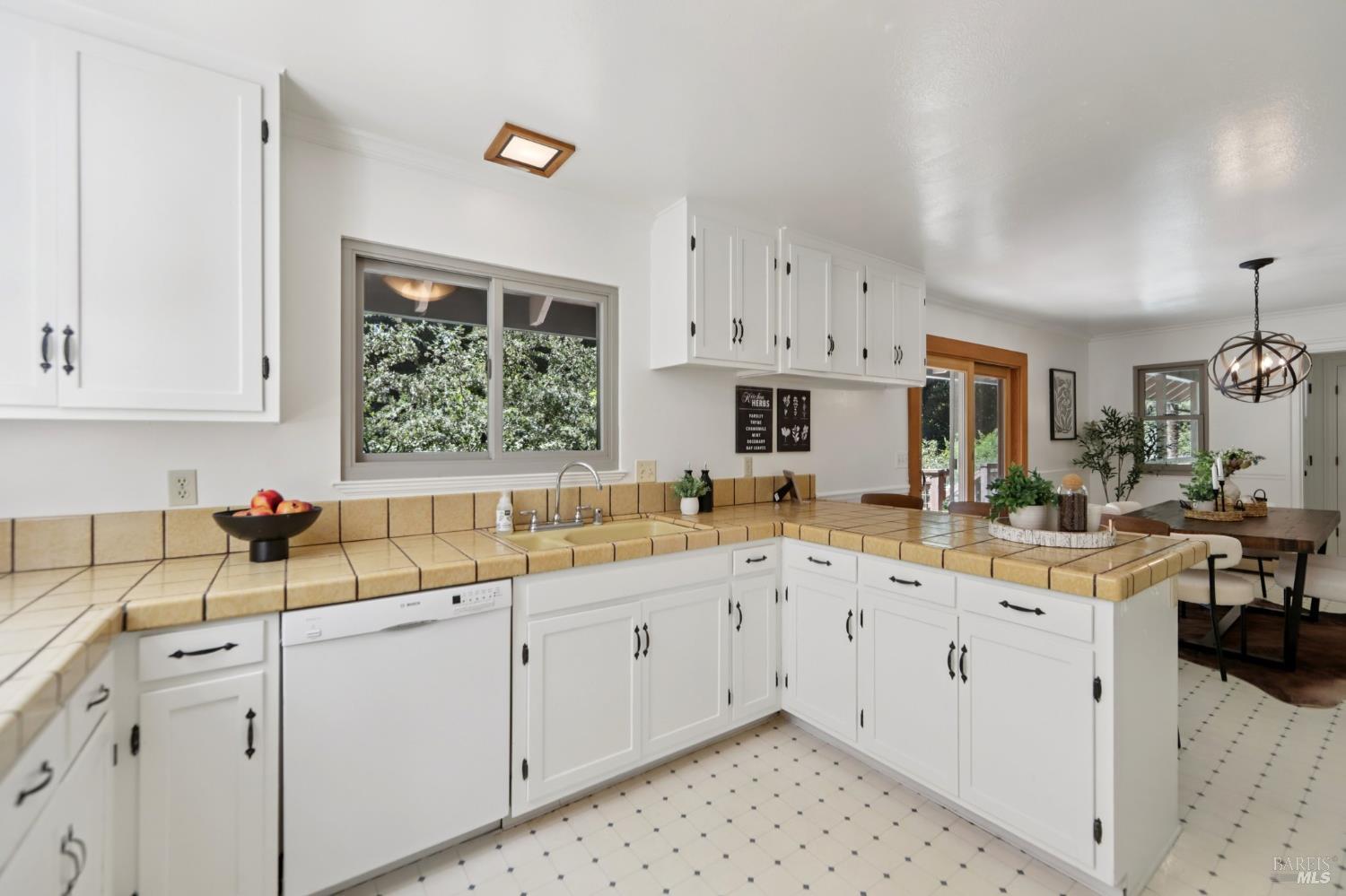 Detail Gallery Image 15 of 64 For 12657 Fiori Ln, Sebastopol,  CA 95472 - 3 Beds | 2/1 Baths