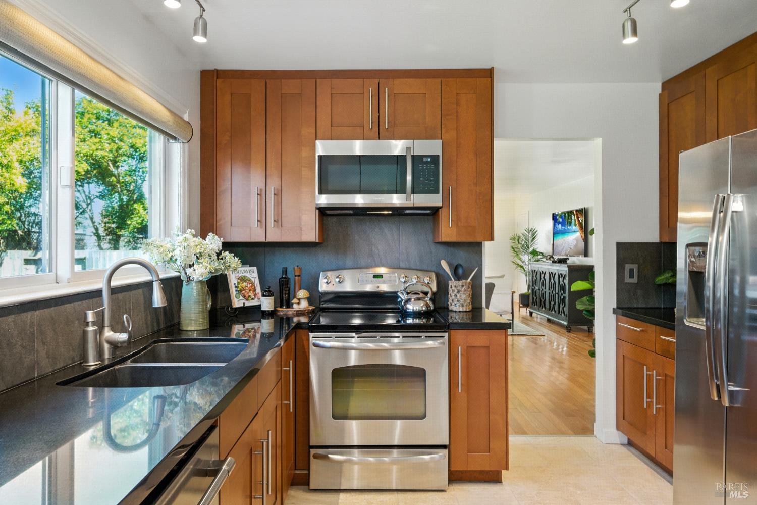 Detail Gallery Image 10 of 39 For 1925 Contra Costa Ave, Santa Rosa,  CA 95405 - 4 Beds | 2 Baths