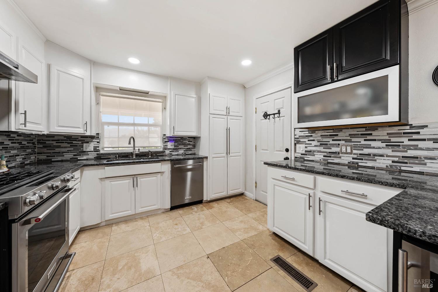 Detail Gallery Image 17 of 54 For 1560 Despina Dr, Ukiah,  CA 95482 - 3 Beds | 2 Baths