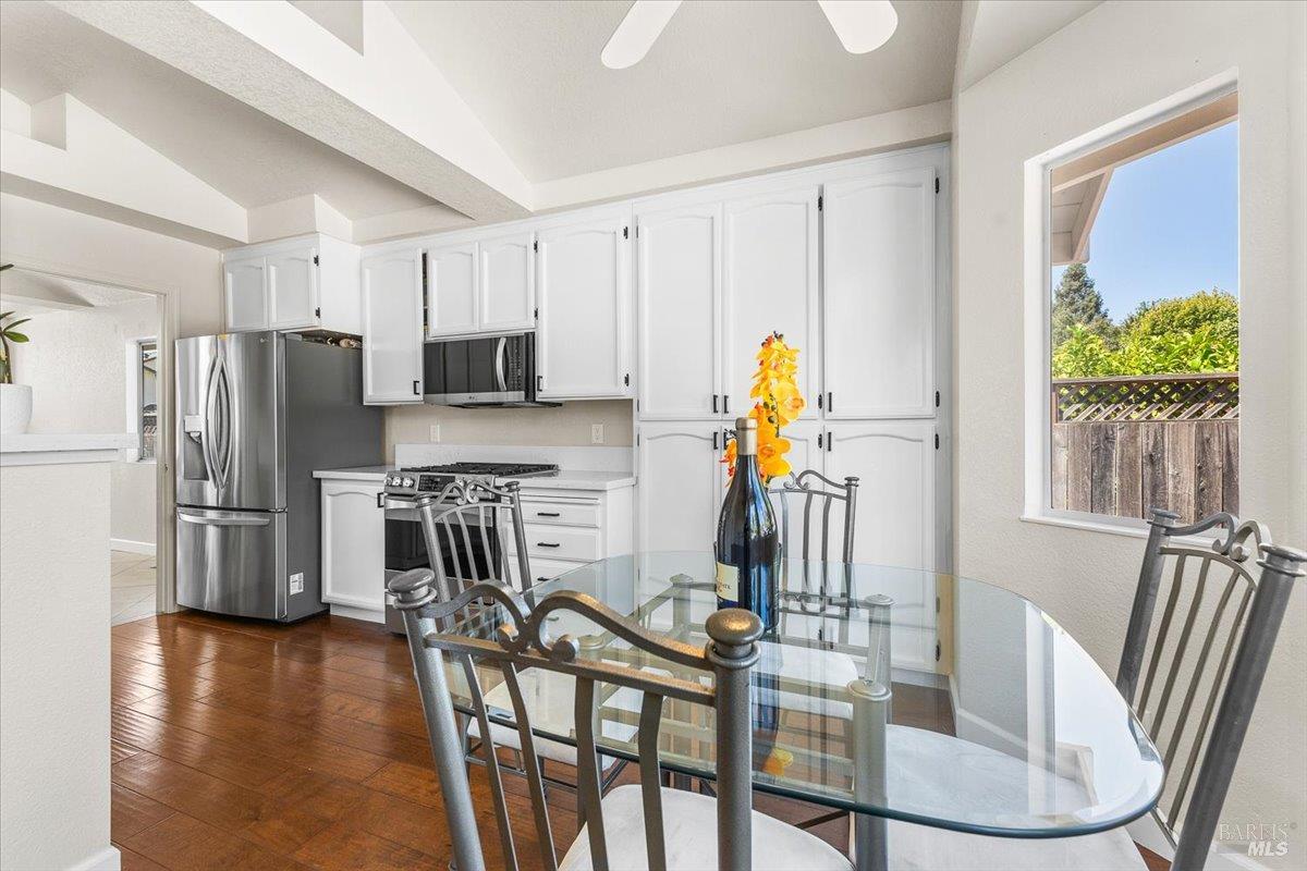 Detail Gallery Image 18 of 53 For 687 Natalie Dr, Windsor,  CA 95492 - 4 Beds | 2 Baths