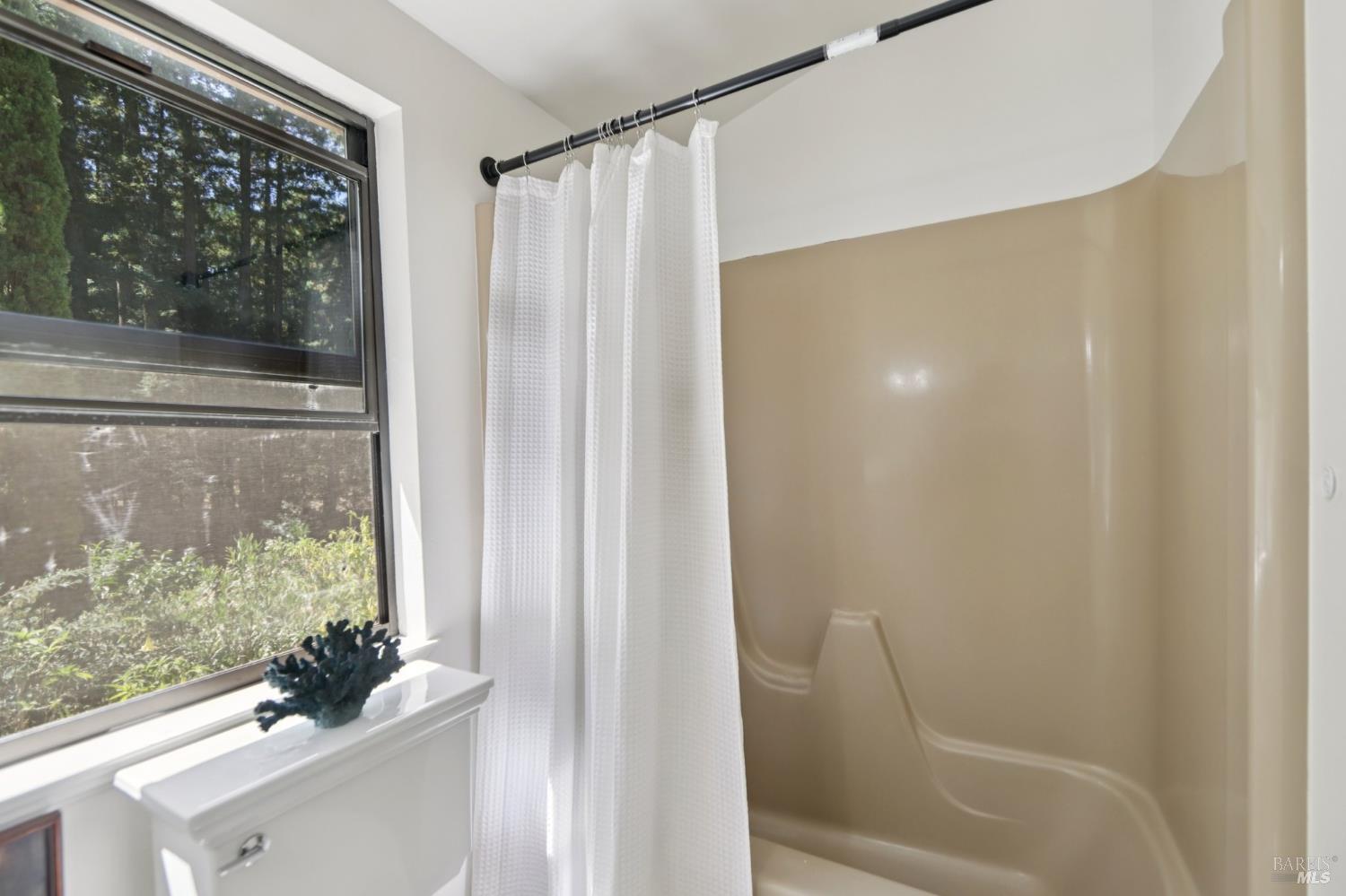 Detail Gallery Image 26 of 64 For 12657 Fiori Ln, Sebastopol,  CA 95472 - 3 Beds | 2/1 Baths