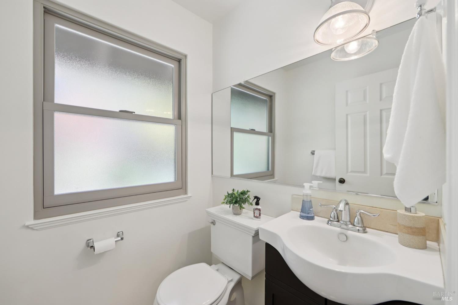 Detail Gallery Image 20 of 64 For 12657 Fiori Ln, Sebastopol,  CA 95472 - 3 Beds | 2/1 Baths