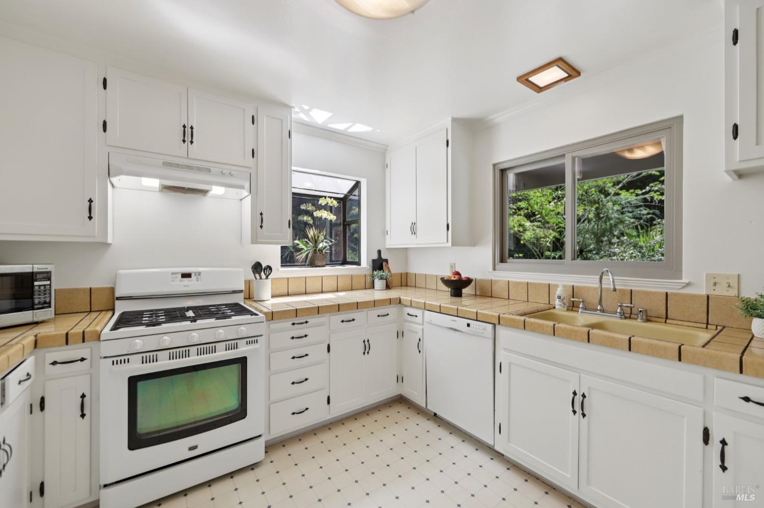 Detail Gallery Image 14 of 64 For 12657 Fiori Ln, Sebastopol,  CA 95472 - 3 Beds | 2/1 Baths