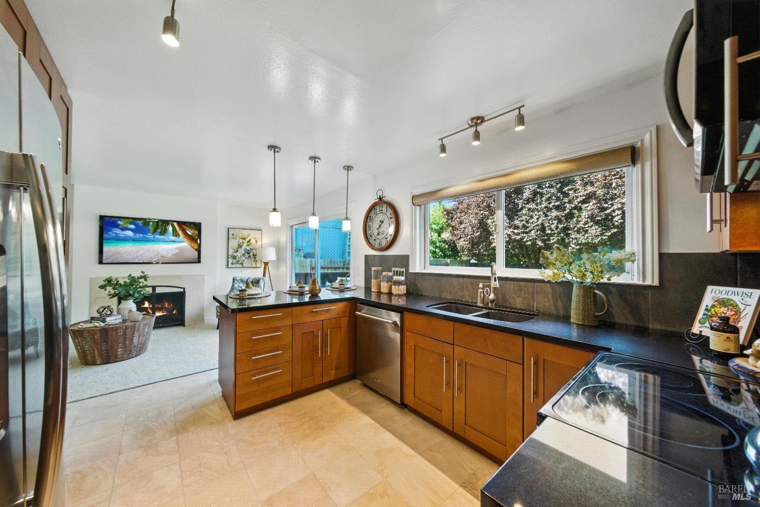 Detail Gallery Image 14 of 39 For 1925 Contra Costa Ave, Santa Rosa,  CA 95405 - 4 Beds | 2 Baths