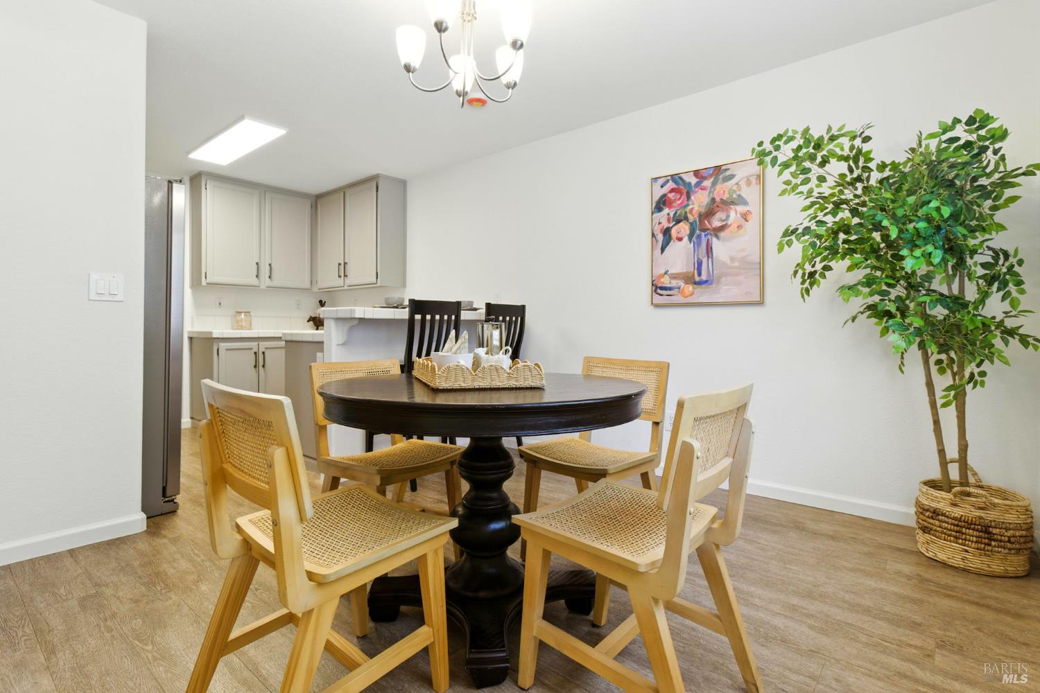 Detail Gallery Image 8 of 24 For 837 Vineyard Pl, Petaluma,  CA 94954 - 3 Beds | 2/1 Baths