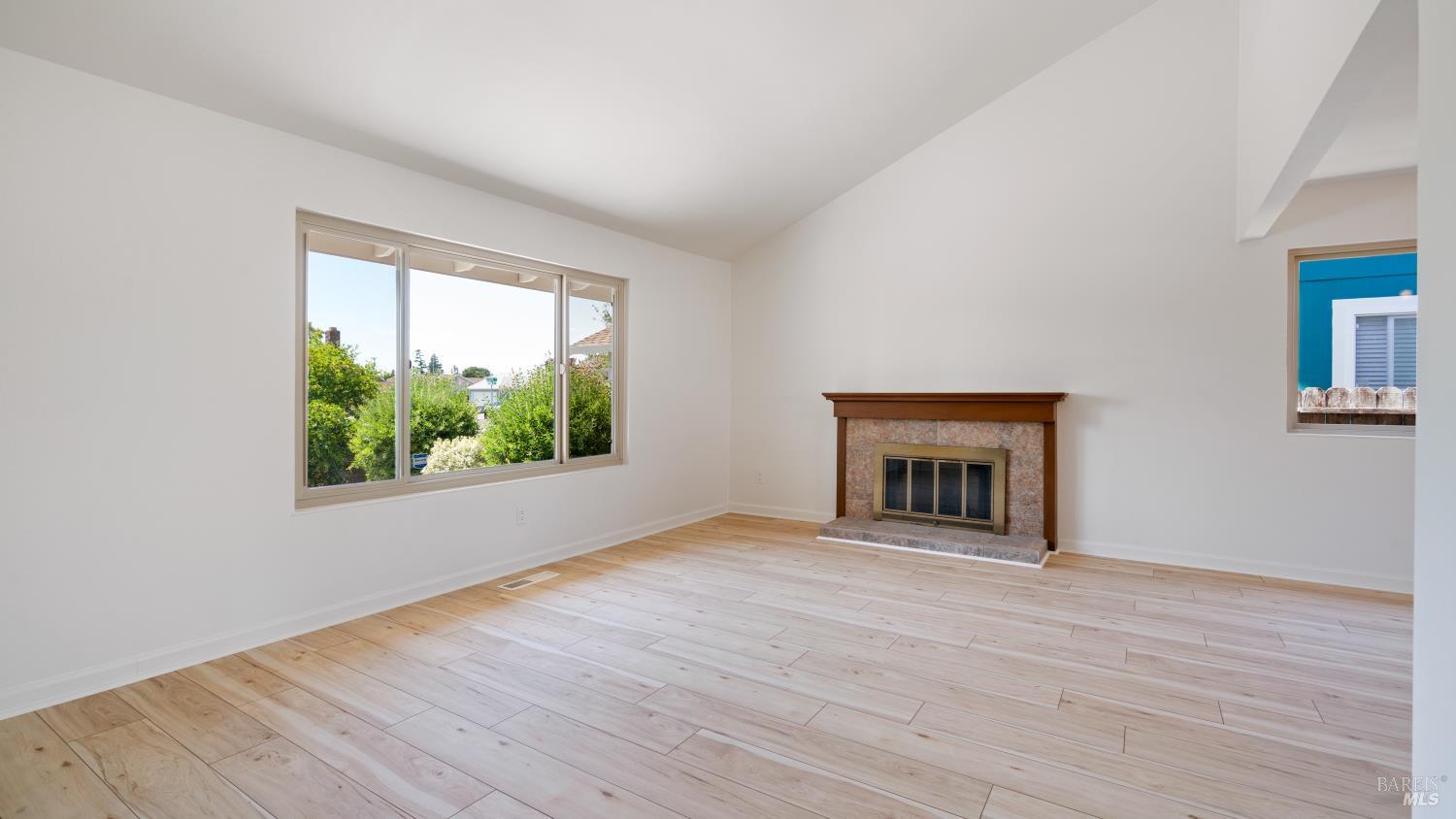 Detail Gallery Image 5 of 29 For 809 Robin Way, Petaluma,  CA 94954 - 4 Beds | 3 Baths