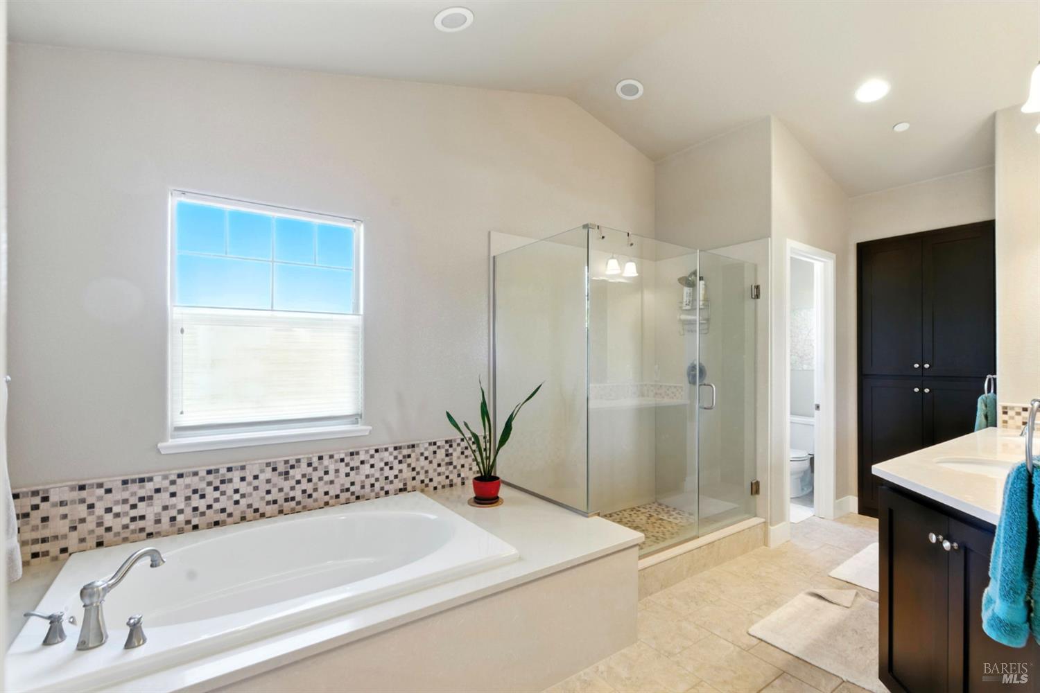 Detail Gallery Image 28 of 62 For 830 Litchfield Ave, Sebastopol,  CA 95472 - 5 Beds | 4 Baths