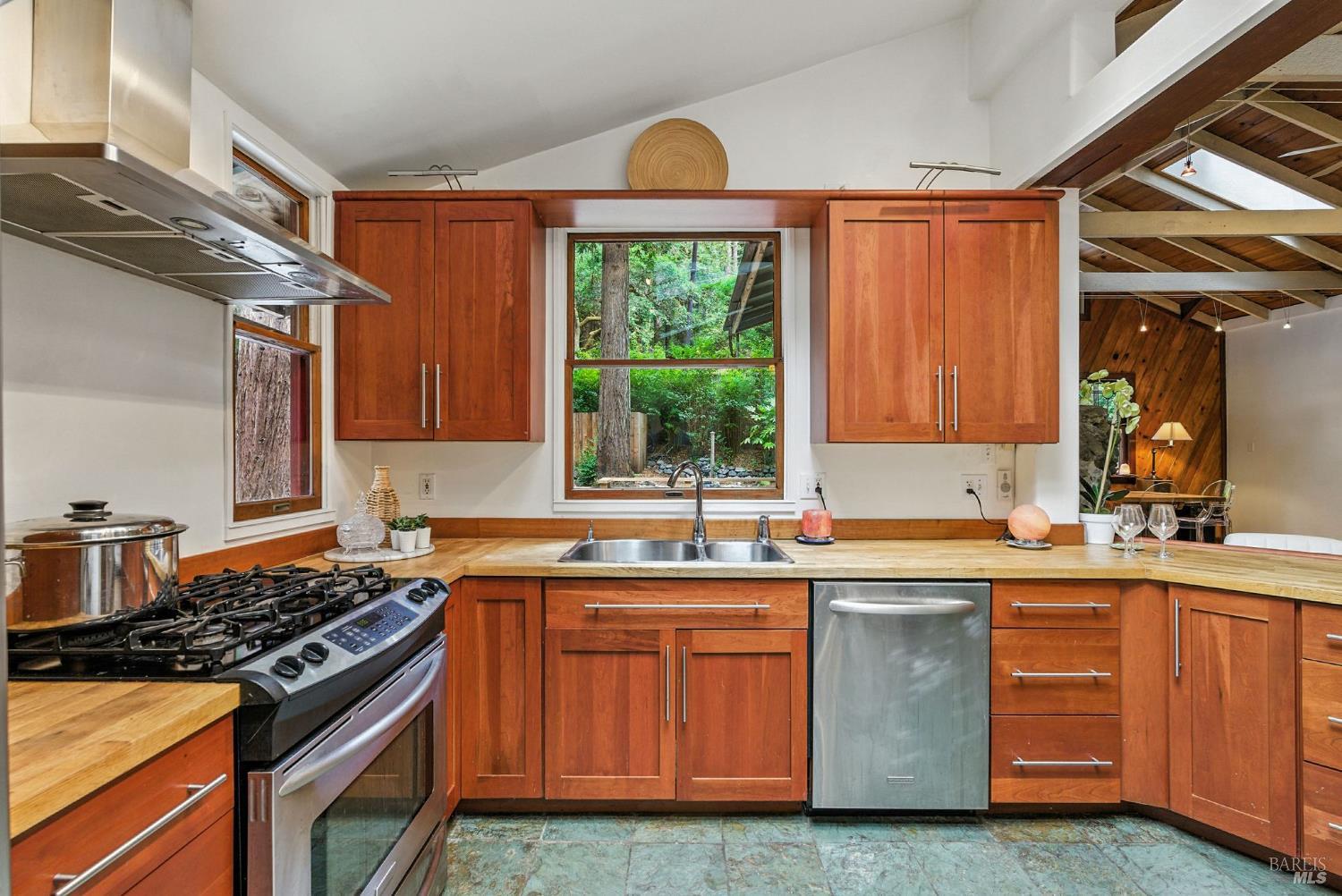 Detail Gallery Image 11 of 58 For 7395 Sir Francis Drake Blvd, Lagunitas,  CA 94938 - 5 Beds | 4 Baths