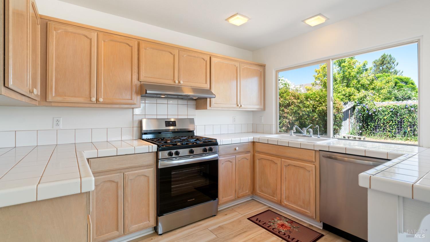 Detail Gallery Image 13 of 29 For 809 Robin Way, Petaluma,  CA 94954 - 4 Beds | 3 Baths