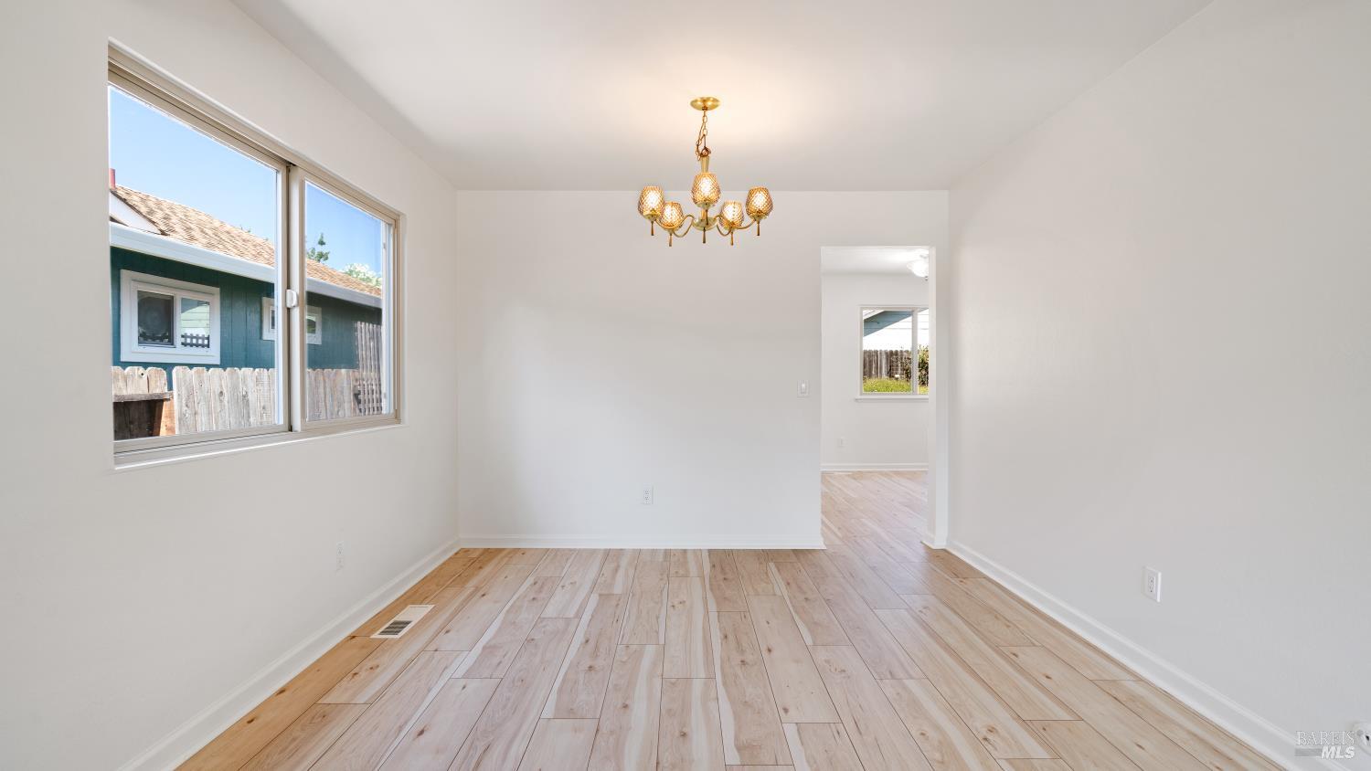 Detail Gallery Image 9 of 29 For 809 Robin Way, Petaluma,  CA 94954 - 4 Beds | 3 Baths