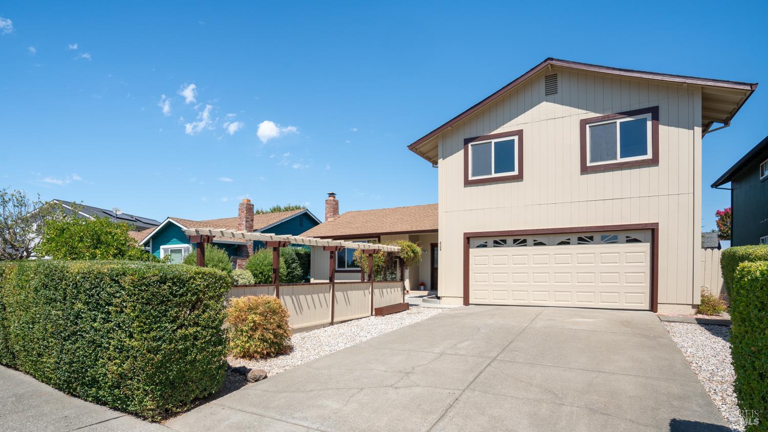 Detail Gallery Image 2 of 29 For 809 Robin Way, Petaluma,  CA 94954 - 4 Beds | 3 Baths