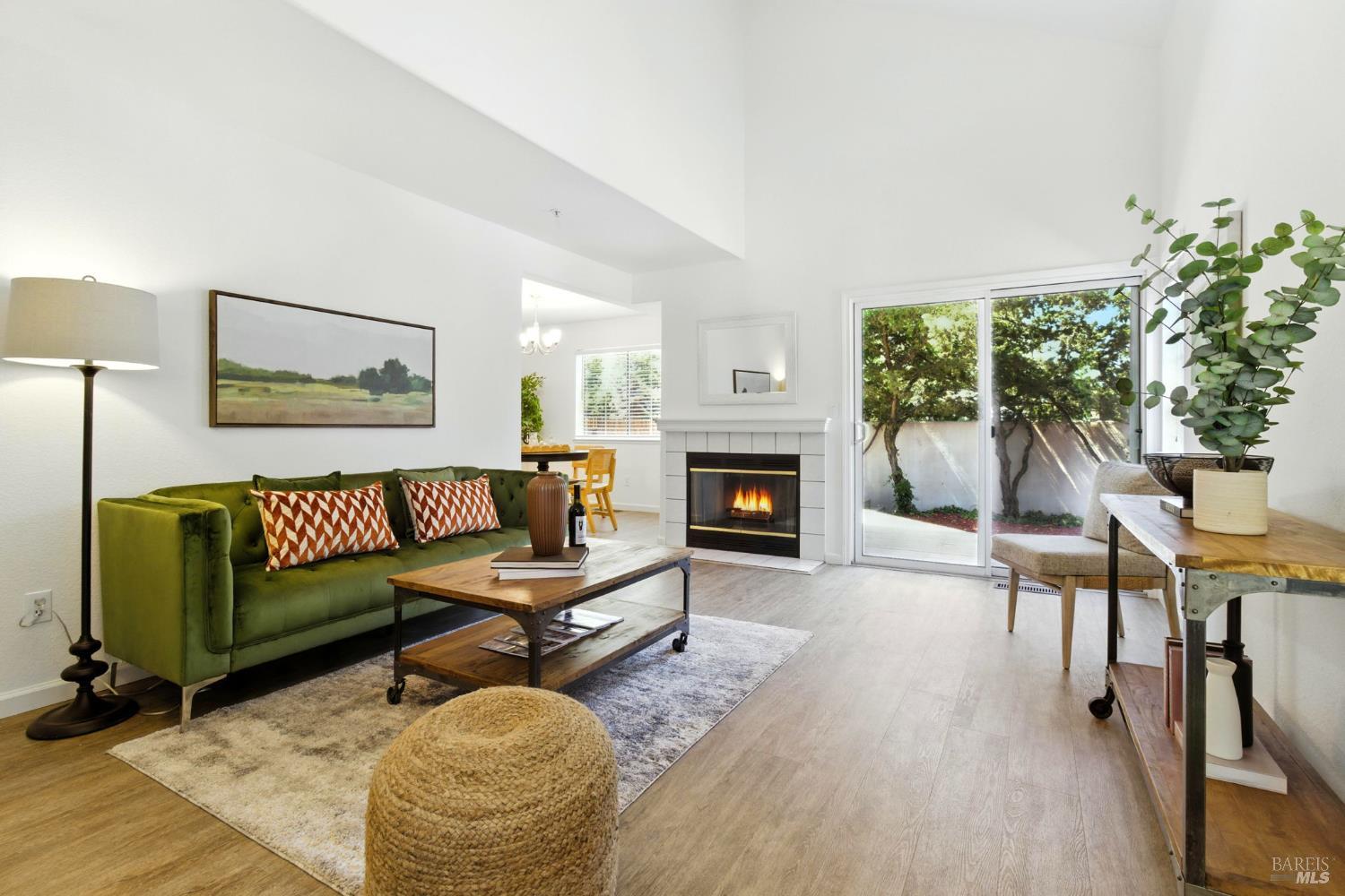 Detail Gallery Image 2 of 24 For 837 Vineyard Pl, Petaluma,  CA 94954 - 3 Beds | 2/1 Baths