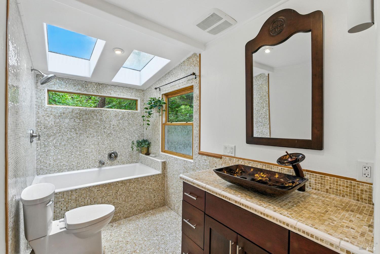 Detail Gallery Image 21 of 58 For 7395 Sir Francis Drake Blvd, Lagunitas,  CA 94938 - 5 Beds | 4 Baths