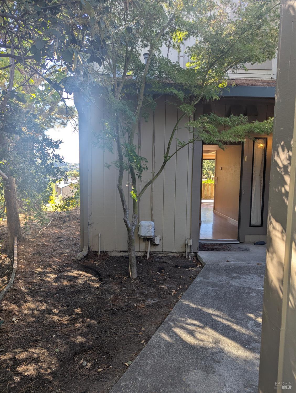 Detail Gallery Image 4 of 34 For 1 Columbine Ln, Novato,  CA 94947 - 3 Beds | 2/1 Baths