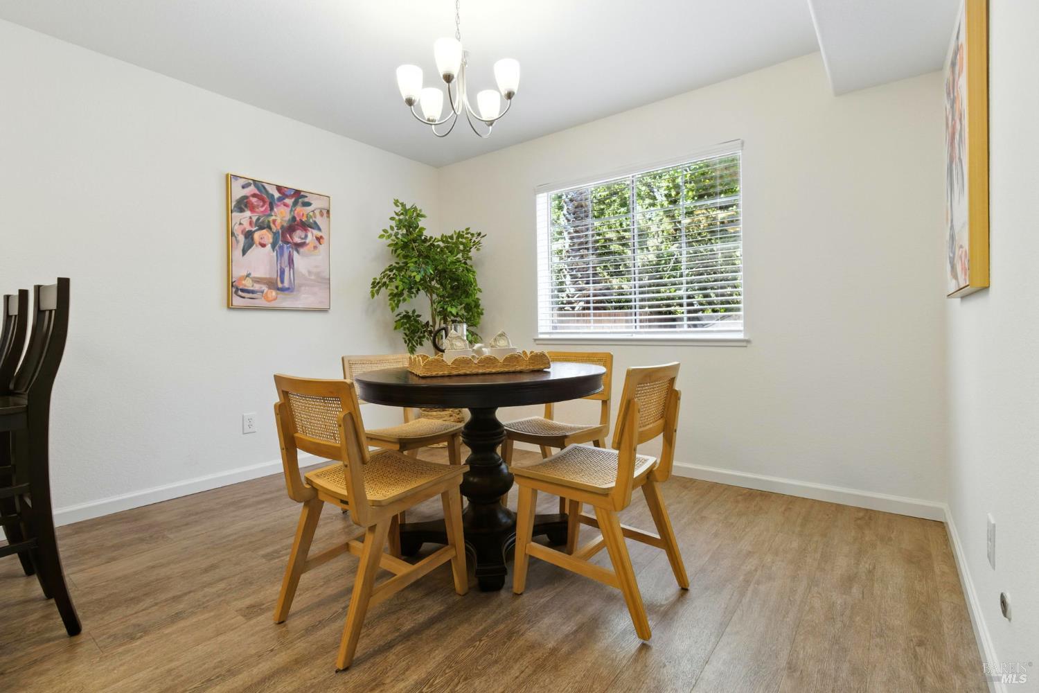 Detail Gallery Image 9 of 24 For 837 Vineyard Pl, Petaluma,  CA 94954 - 3 Beds | 2/1 Baths