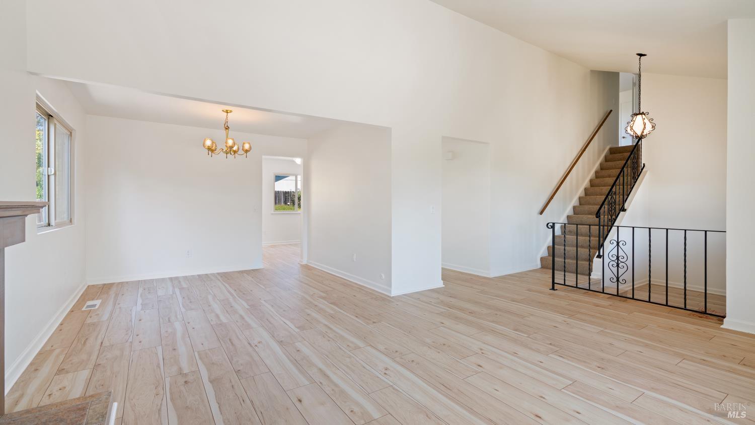 Detail Gallery Image 8 of 29 For 809 Robin Way, Petaluma,  CA 94954 - 4 Beds | 3 Baths