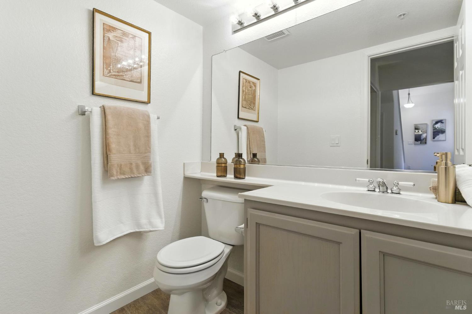 Detail Gallery Image 13 of 24 For 837 Vineyard Pl, Petaluma,  CA 94954 - 3 Beds | 2/1 Baths