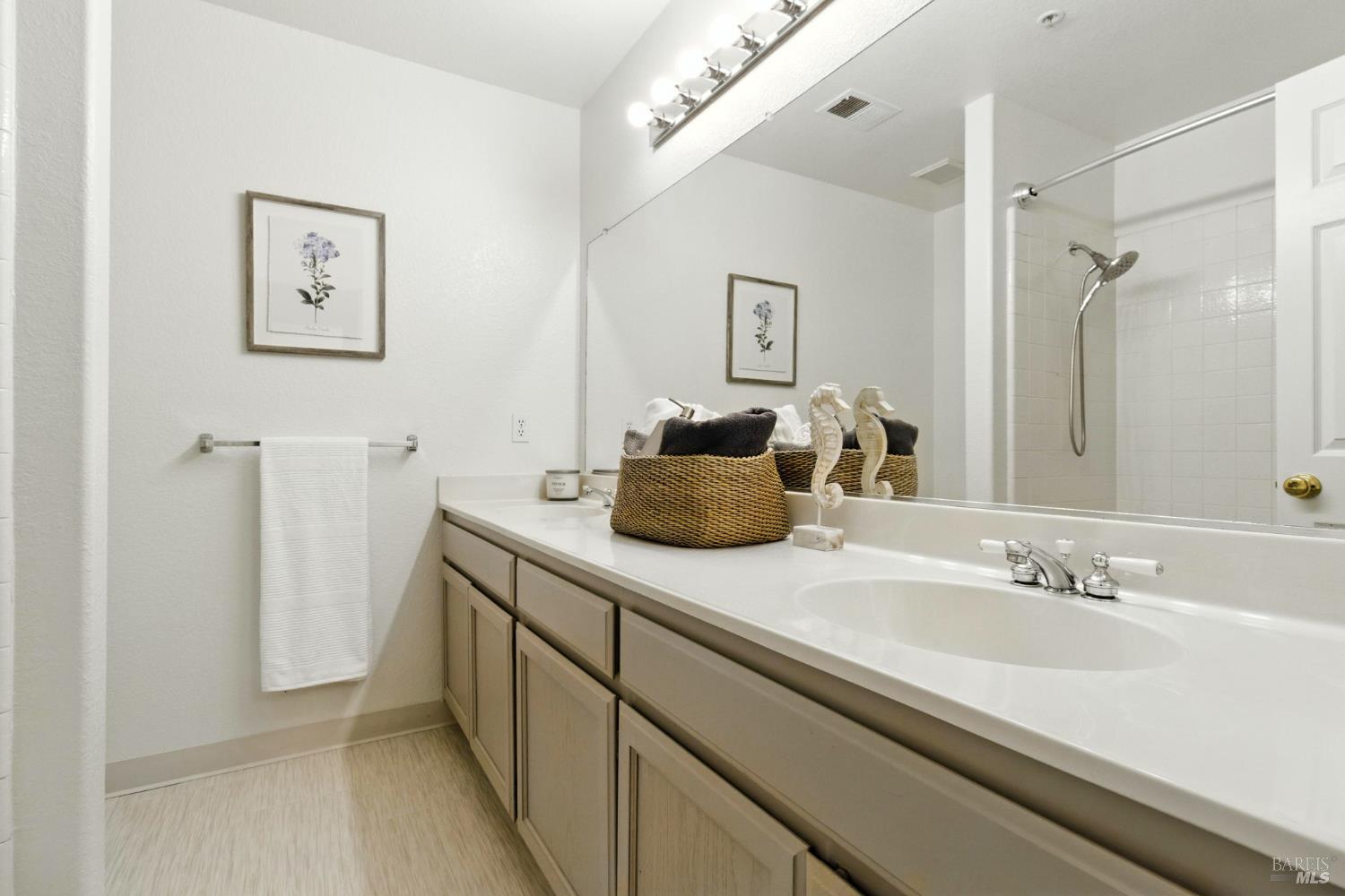 Detail Gallery Image 12 of 24 For 837 Vineyard Pl, Petaluma,  CA 94954 - 3 Beds | 2/1 Baths