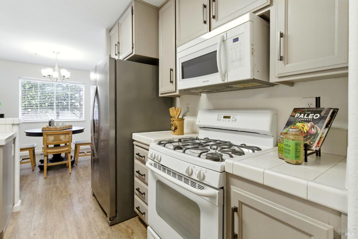 Detail Gallery Image 7 of 24 For 837 Vineyard Pl, Petaluma,  CA 94954 - 3 Beds | 2/1 Baths