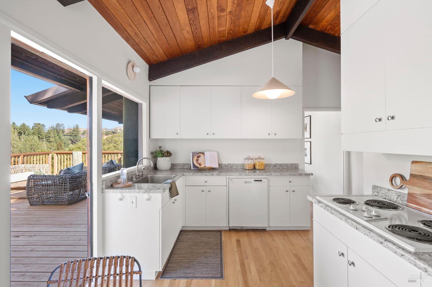 Detail Gallery Image 10 of 40 For 3 Coronet Way, Kentfield,  CA 94904 - 3 Beds | 2/1 Baths