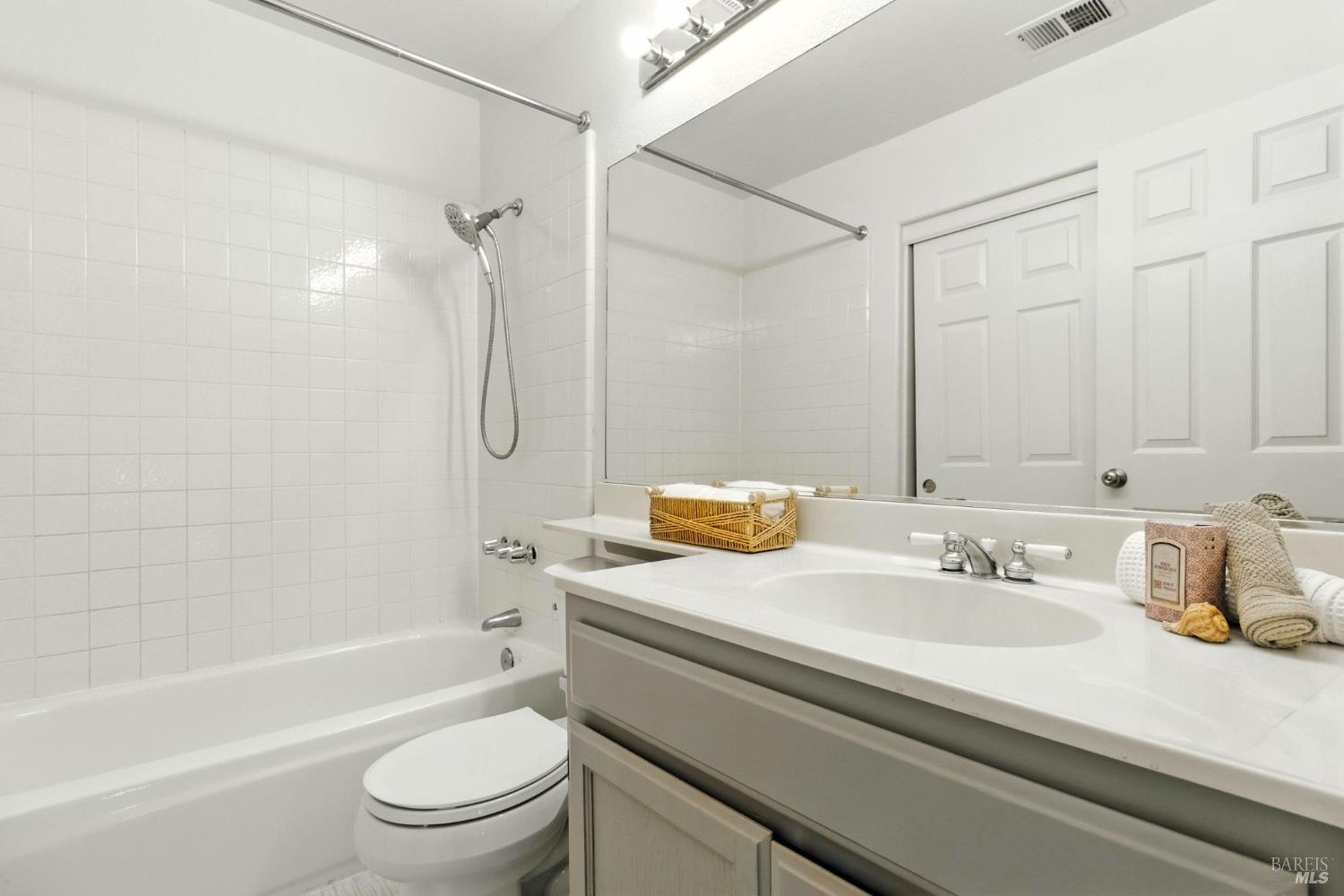 Detail Gallery Image 14 of 24 For 837 Vineyard Pl, Petaluma,  CA 94954 - 3 Beds | 2/1 Baths