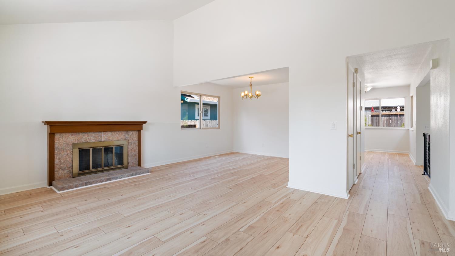 Detail Gallery Image 6 of 29 For 809 Robin Way, Petaluma,  CA 94954 - 4 Beds | 3 Baths