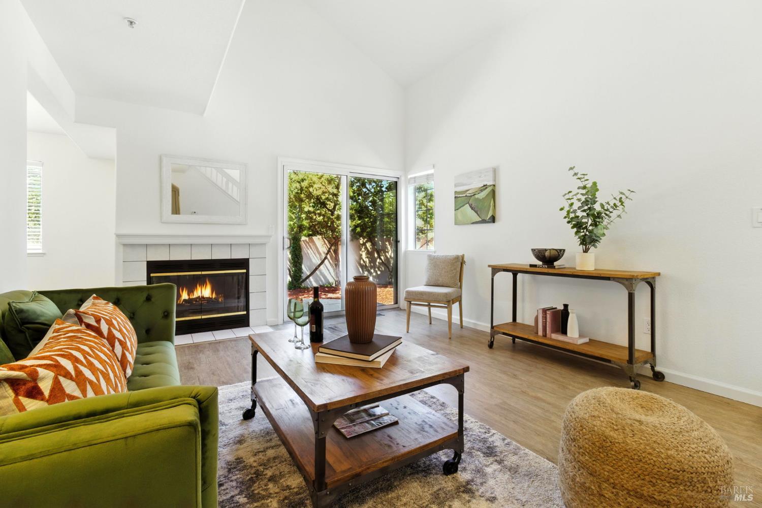 Detail Gallery Image 3 of 24 For 837 Vineyard Pl, Petaluma,  CA 94954 - 3 Beds | 2/1 Baths