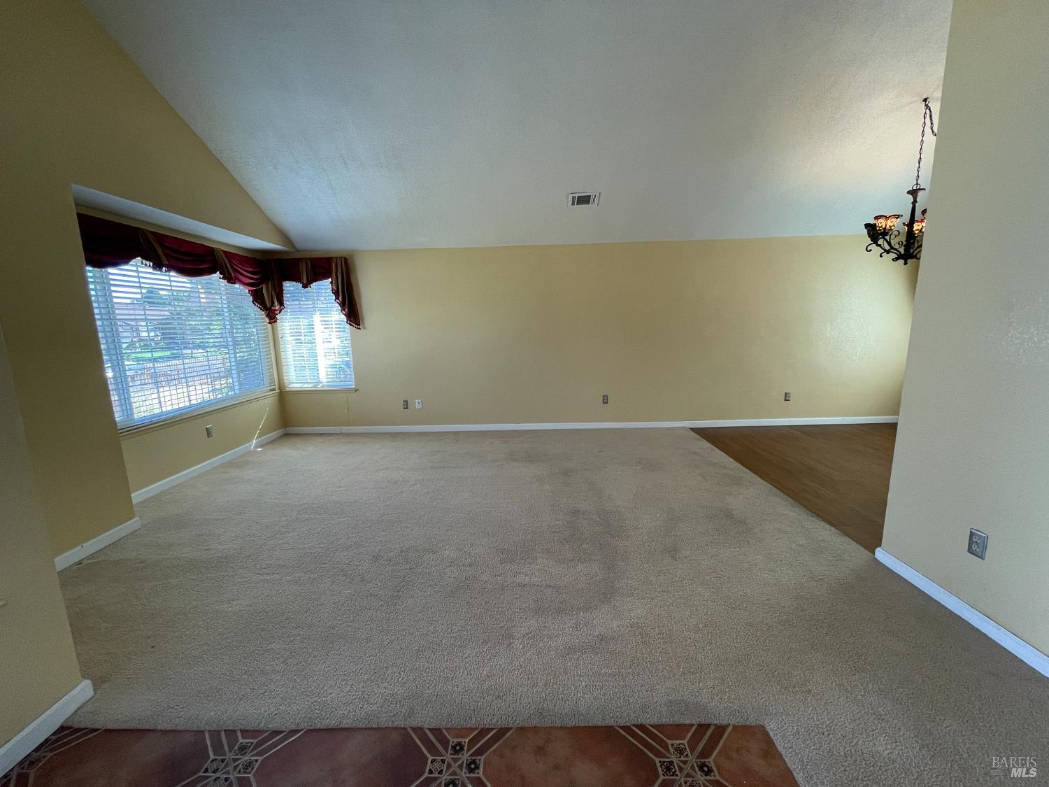 Detail Gallery Image 4 of 16 For 304 Kingsly Ln, American Canyon,  CA 94503 - 3 Beds | 2/1 Baths