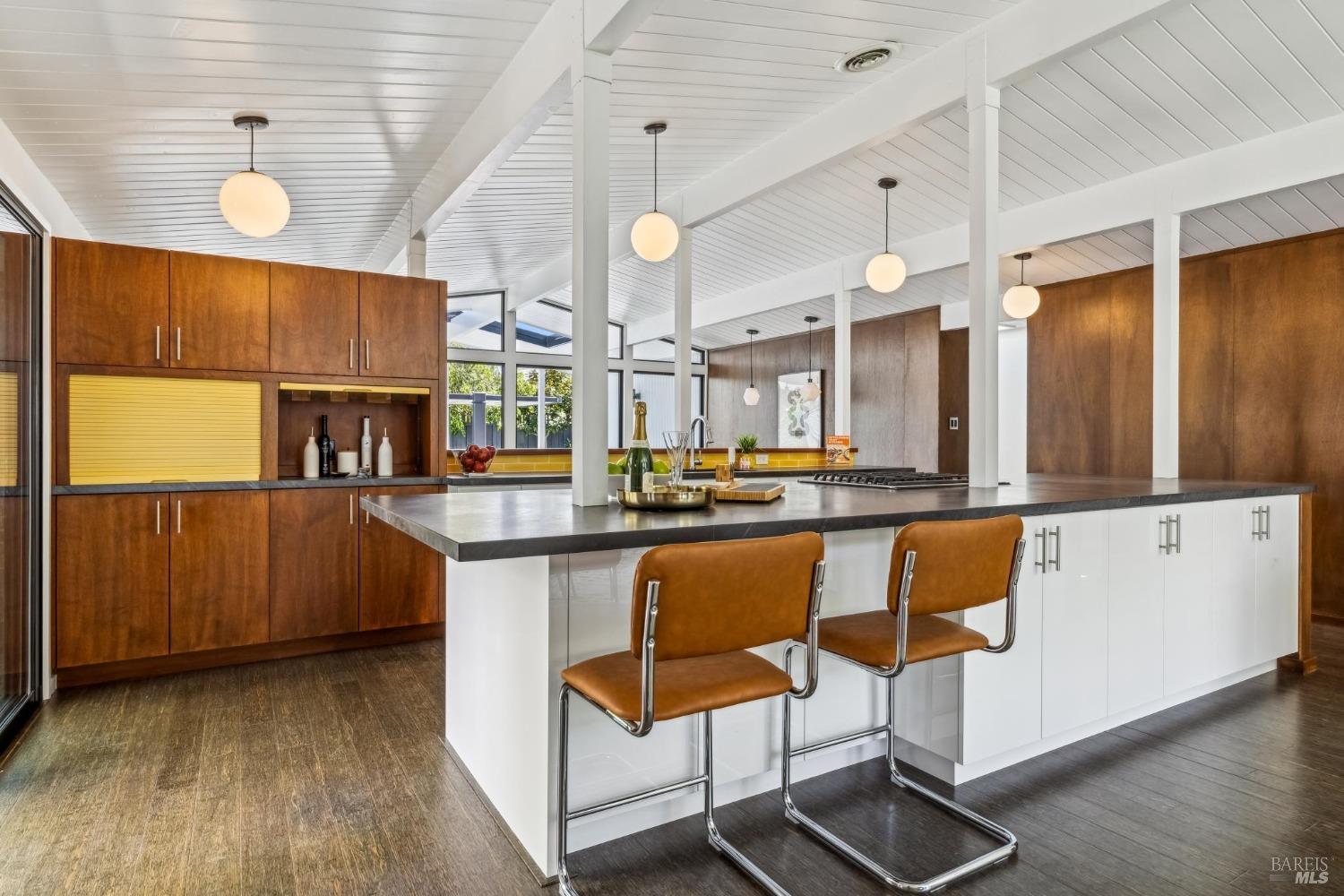 Detail Gallery Image 11 of 66 For 687 Cedarberry Ln, San Rafael,  CA 94903 - 4 Beds | 2 Baths