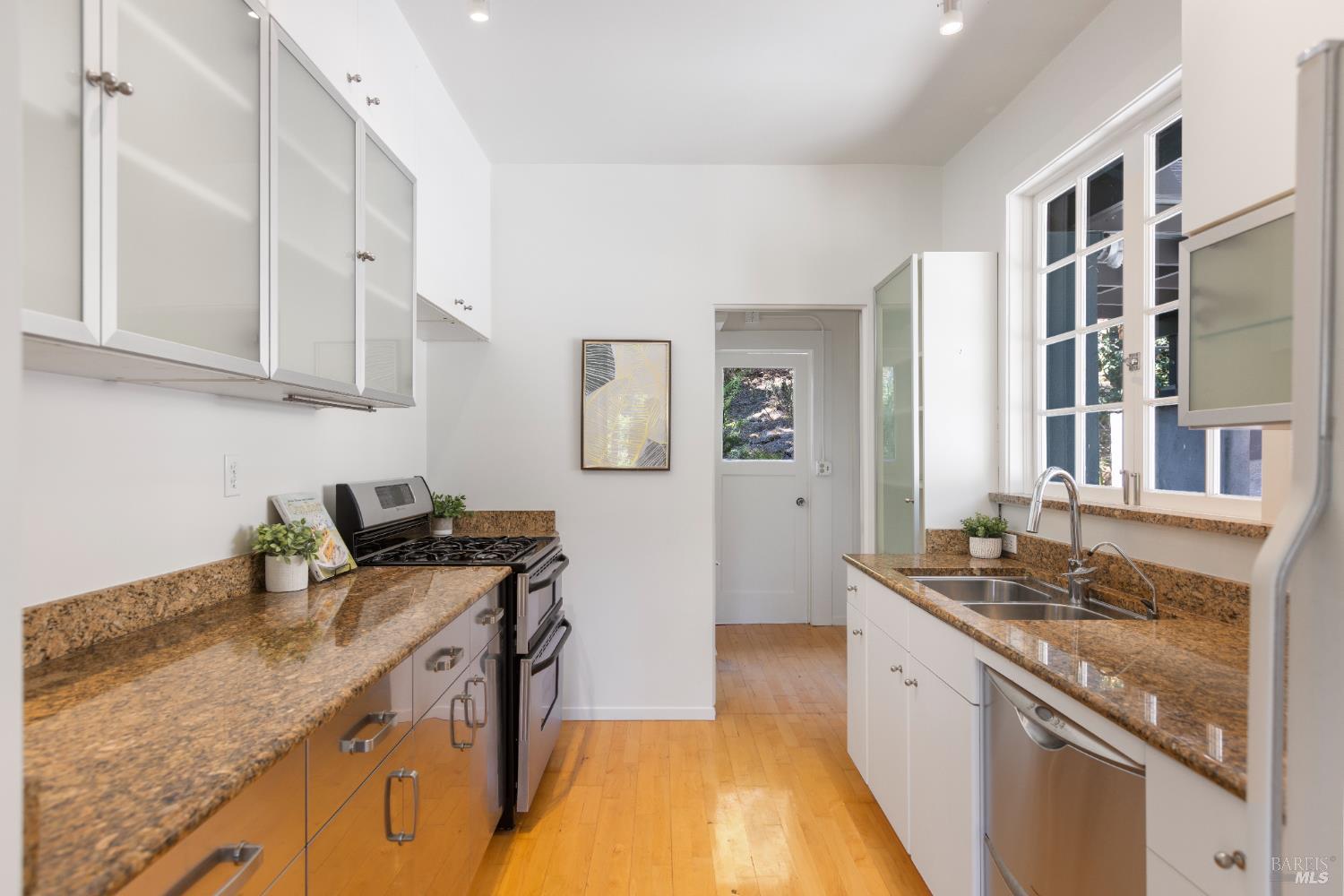 Detail Gallery Image 11 of 42 For 20 La Vuelta Ave, Lagunitas,  CA 94938 - 2 Beds | 2 Baths