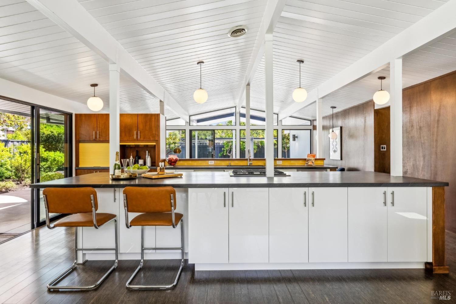Detail Gallery Image 10 of 66 For 687 Cedarberry Ln, San Rafael,  CA 94903 - 4 Beds | 2 Baths